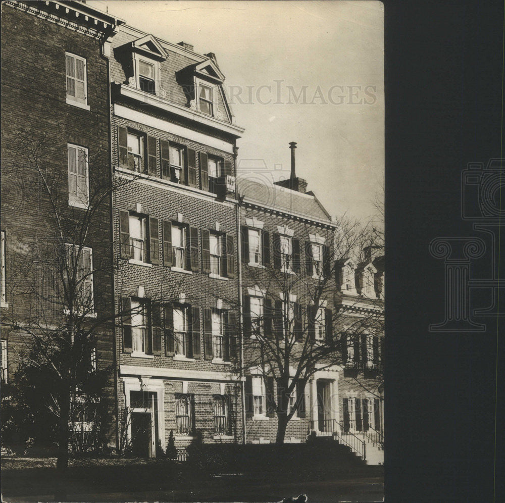 1916 Press Photo Crib Built Out Of Window Shown Outside Of Wm G McAdee Home - Historic Images