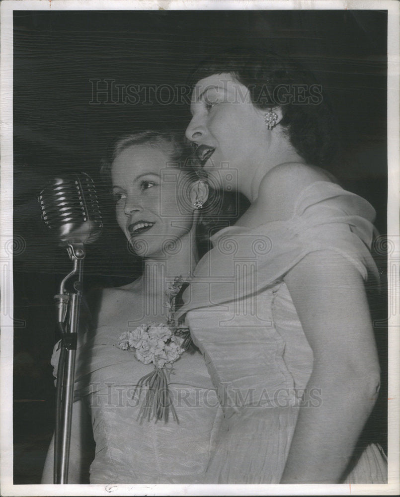 1951 Press Photo Elaine Powell And Alice Mann Sing With &quot;Music From Mayfair&quot; - Historic Images