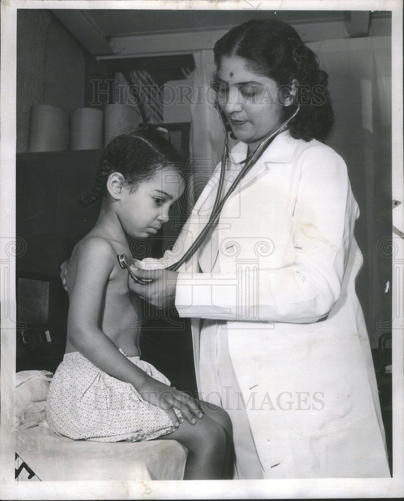 1952 Press Photo Dr. Mansukhani shown examining patient. - Historic Images