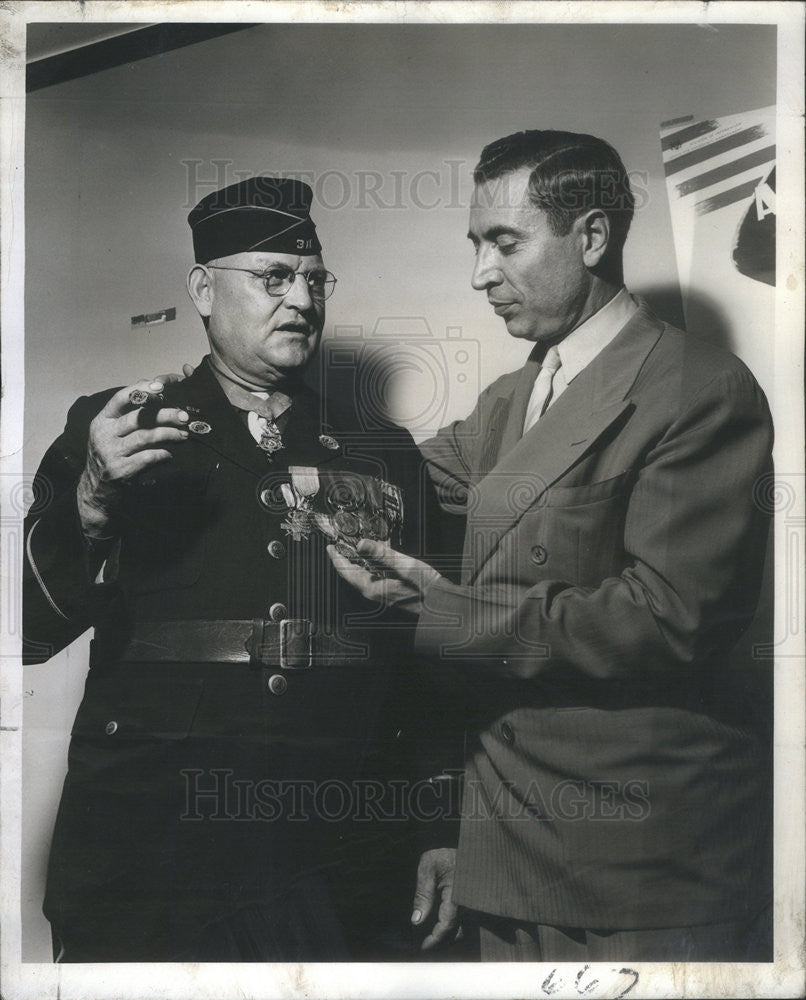 1952 Press Photo Andrew Fasseas and Sgt. Allex Mandisich guest of honor - Historic Images