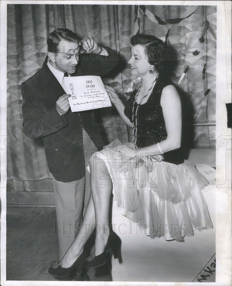 1954 Press Photo Pat Lusk Accepts Award Peggy Kreig Mystery Writers America - Historic Images