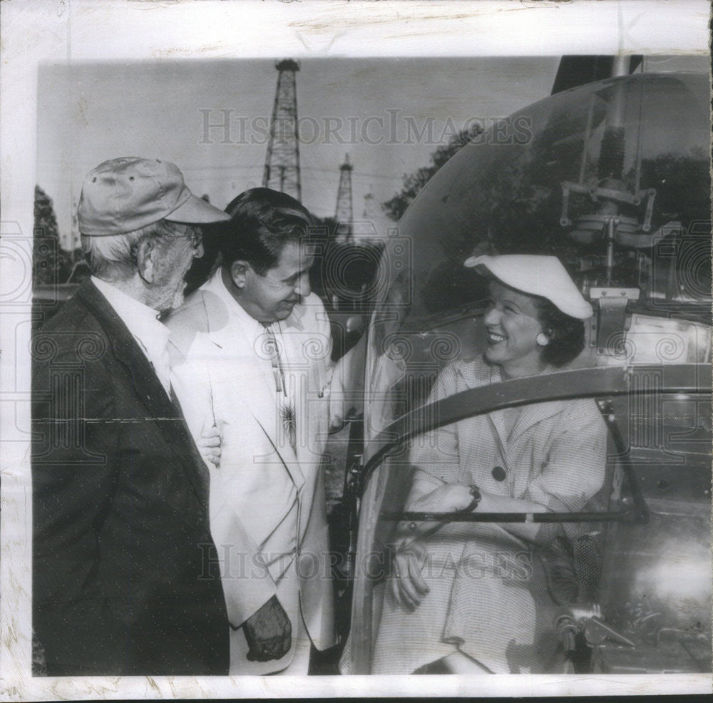 1954 Press Photo Willie Murray Wife Of OK Governor Goes To Husband In Helicopter - Historic Images