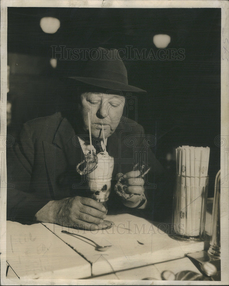 1941 Press Photo Jimmy Murphy Times Police Reporter Soda Pretzels - Historic Images