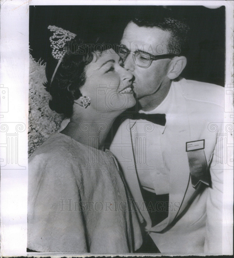 1960 Press Photo Miss America Mrs George Murphy Husband Kiss - Historic Images