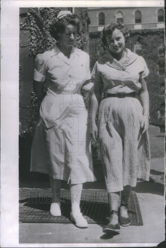 1952 Press Photo Phylis Thaxter and Nurse At Portland Hospital - Historic Images