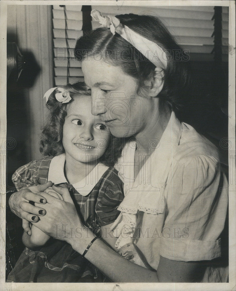 1950 Press Photo Adopted Girl Kathy Back Mother Eileen - Historic Images