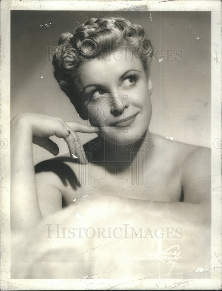 1942 Press Photo Collettee Lyons Singing Comedian - Historic Images