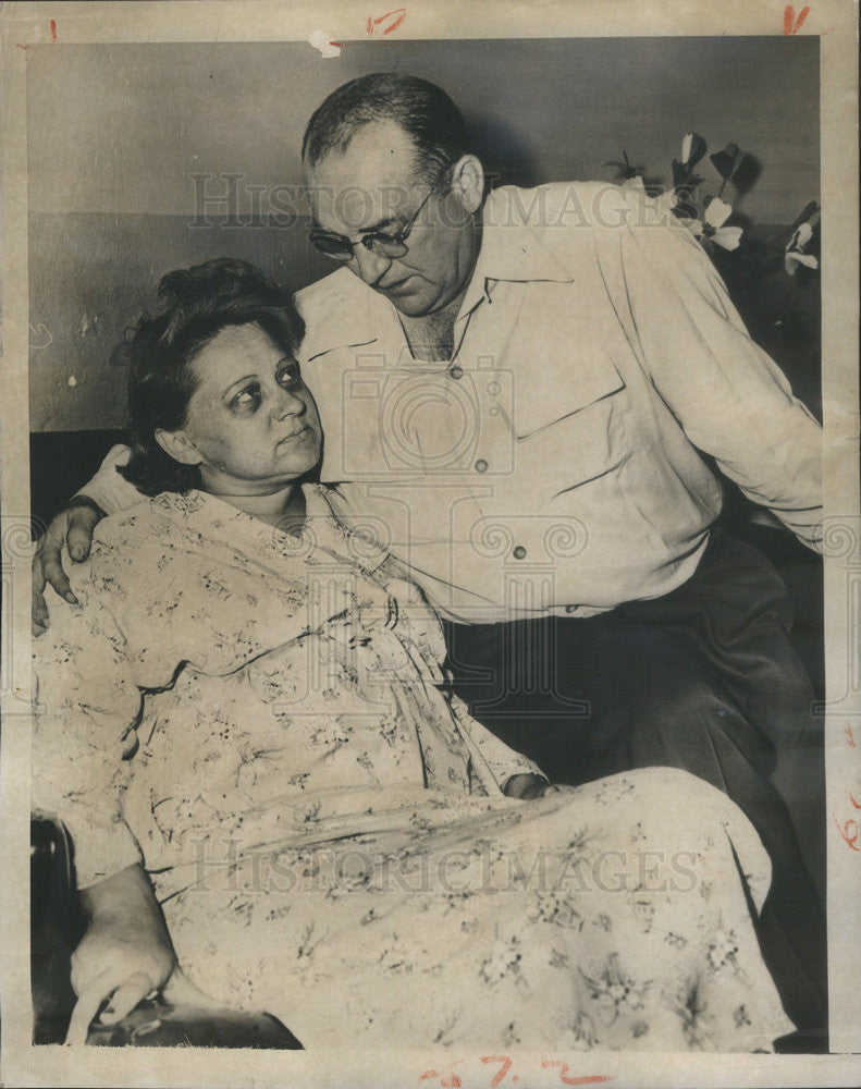 1951 Press Photo Mr &amp; Mrs James LyonsTheir Baby was Kidnapped from the Hospital - Historic Images