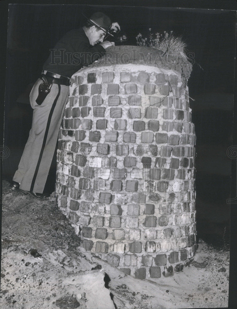 1954 Press Photo Officer looks in Manhole For Lyon&#39;s Baby that Was Kidnapped - Historic Images