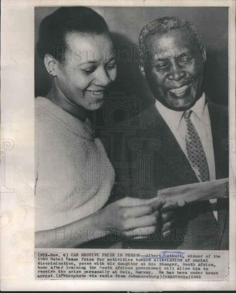 1961 Press Photo Nobel Peace Prize Winner Albert Luthuli with Daugher in Africa - Historic Images