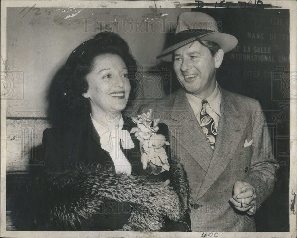 1945 Press Photo Bebe Daniels Actress Ben Lyon Actor Dearborn Station - Historic Images