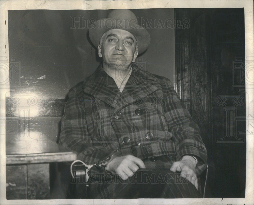 1945 Press Photo Llewellyn Morgan Waiting Questioning about Robbery - Historic Images