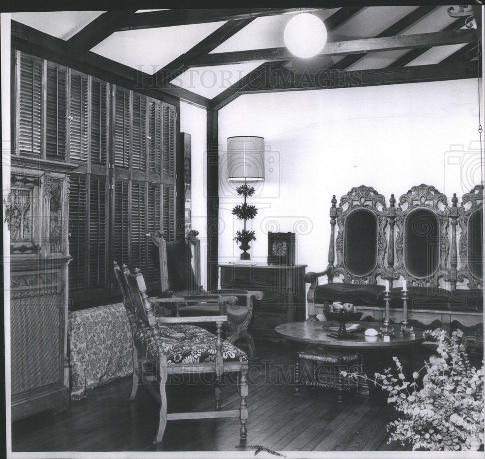 1969 Press Photo Metal Petals Studio Artist Owner Reynold Mejer Living Room - Historic Images