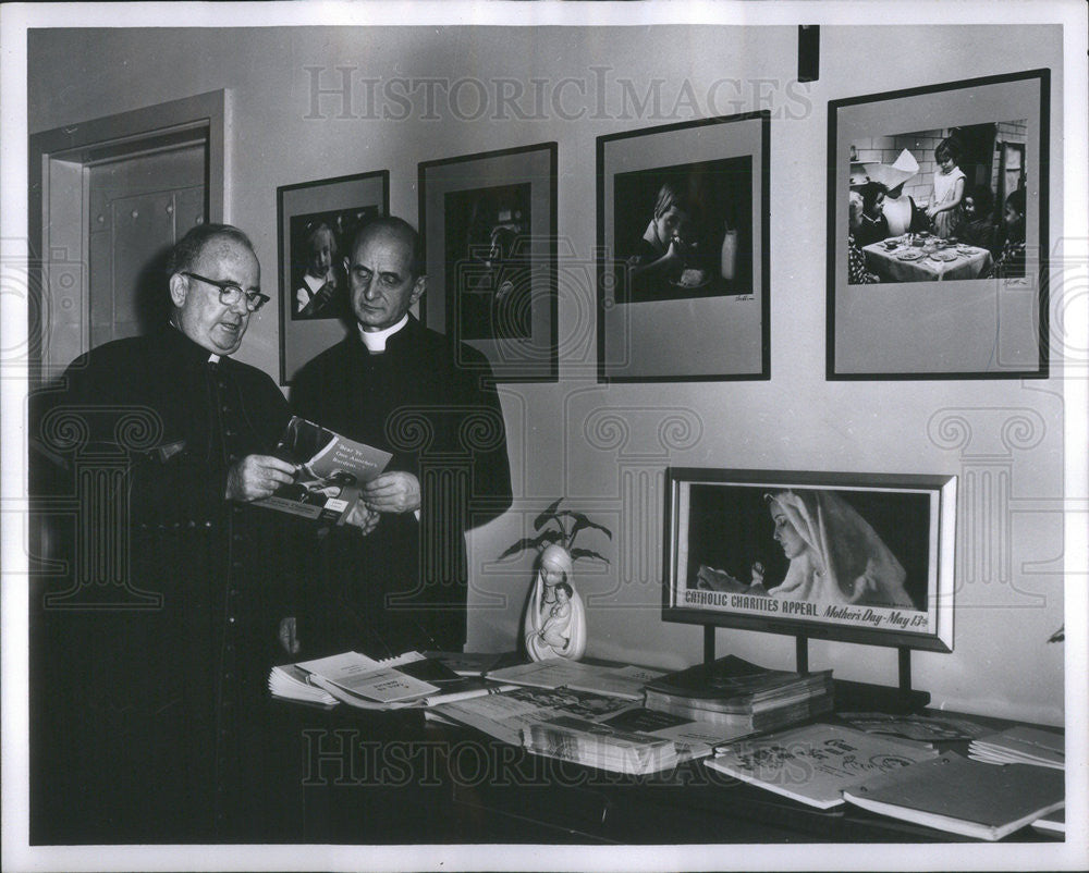 1960 Press Photo Pope-To-Be Cardinal Montini Visiting Chicago Catholic Charities - Historic Images