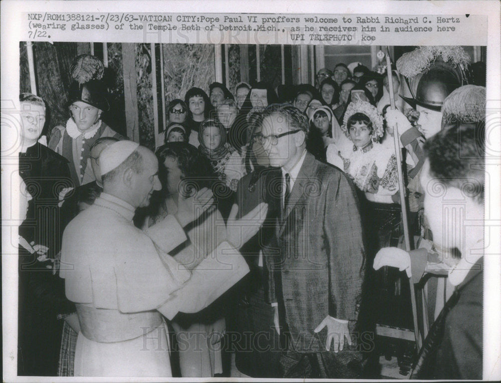 1963 Press Photo Pope Paul VI proffers welcome to Rabbi Richard C. Hertz - Historic Images