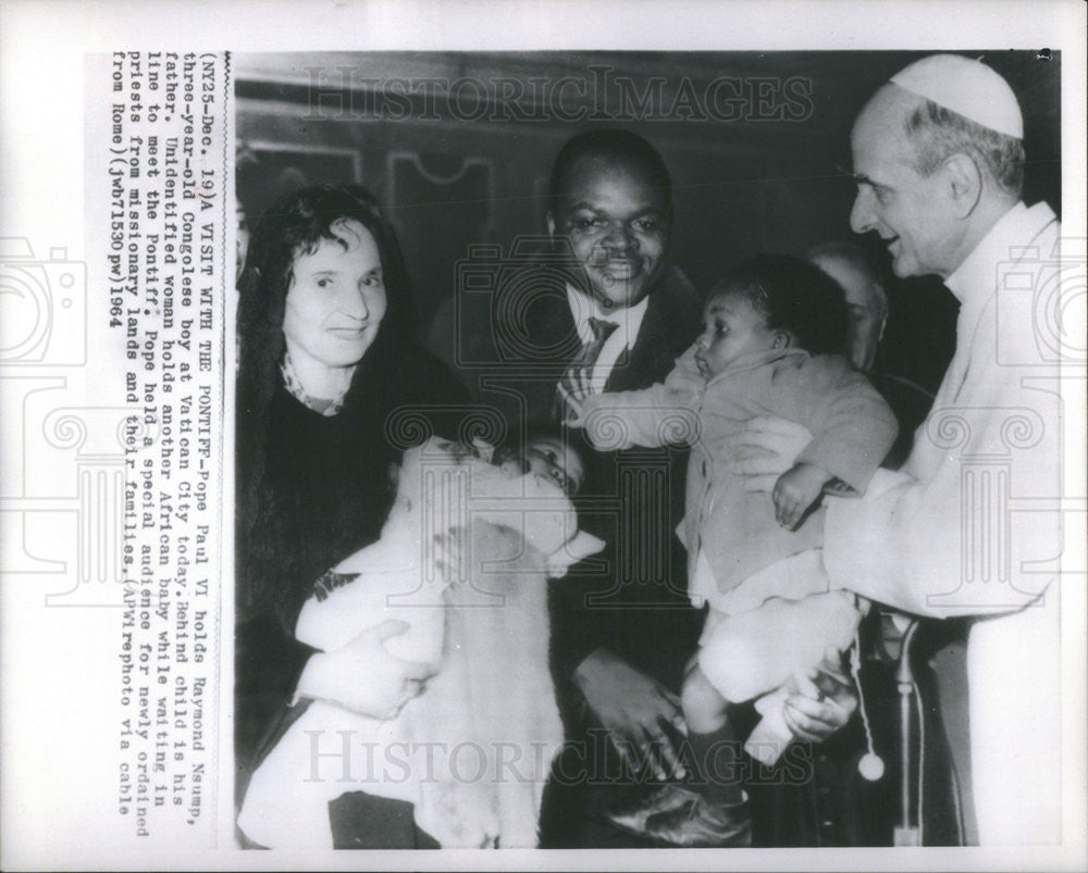 1964 Press Photo Pope Paul VI holds Raymond Nsump, 3-year-old Congolese boy - Historic Images