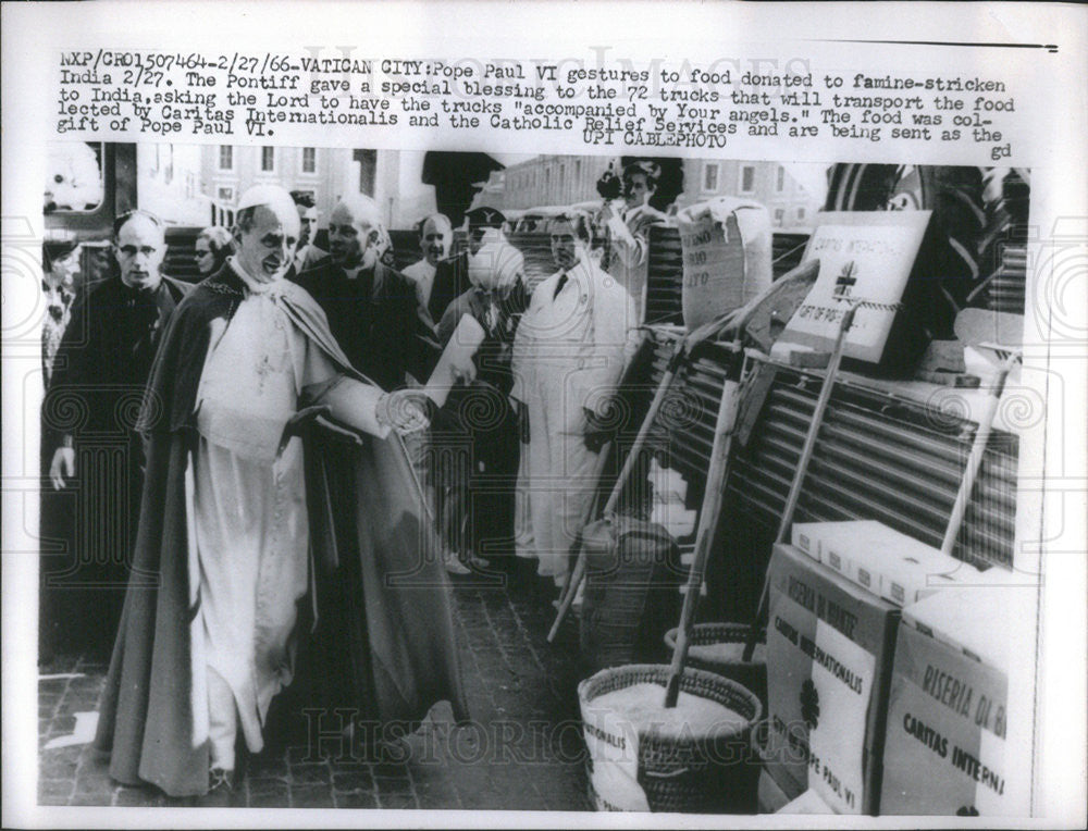 1966 Press Photo Pope Paul VI Blessing Donated Food Trucks Vatican City - Historic Images