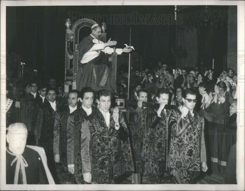 1966 Press Photo Pope Paul VI Entering St Peter&#39;s Basilica Weekly Audience - Historic Images