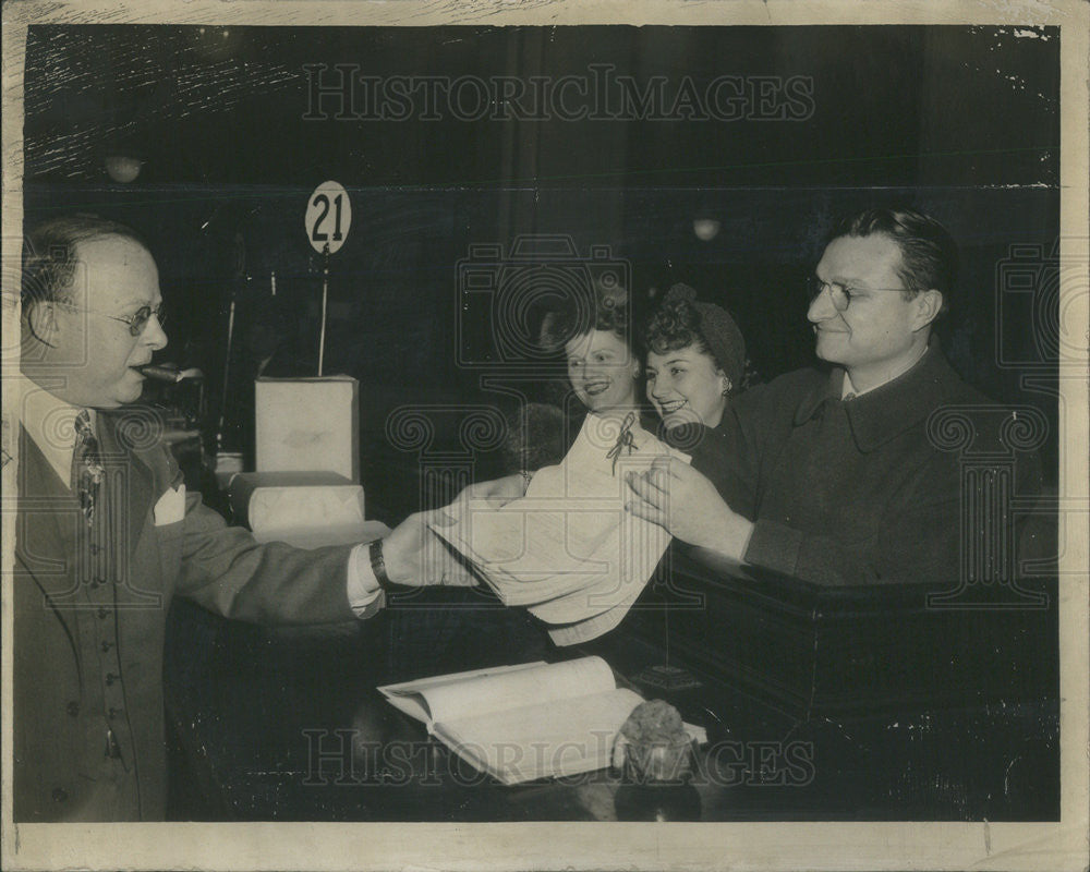 1943 Press Photo Billy Patts Filing a Petition for Mayor with Supporters - Historic Images