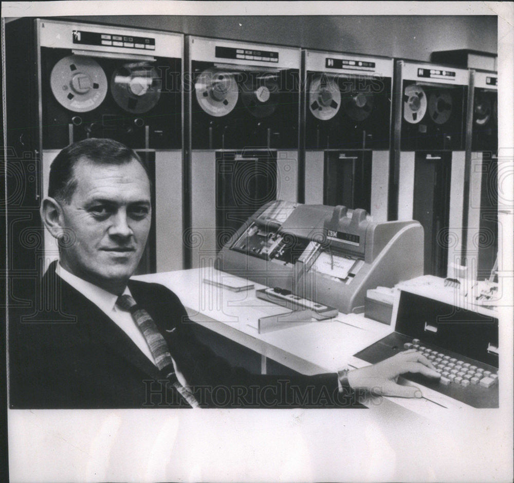 1964 Press Photo Data Processing Director Stanley Patton In Computing Room - Historic Images