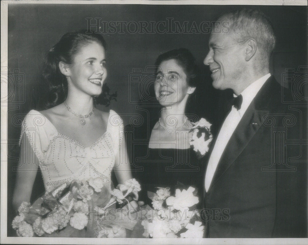 1946 Press Photo Aileen Patterson with parents as she made formal debut - Historic Images