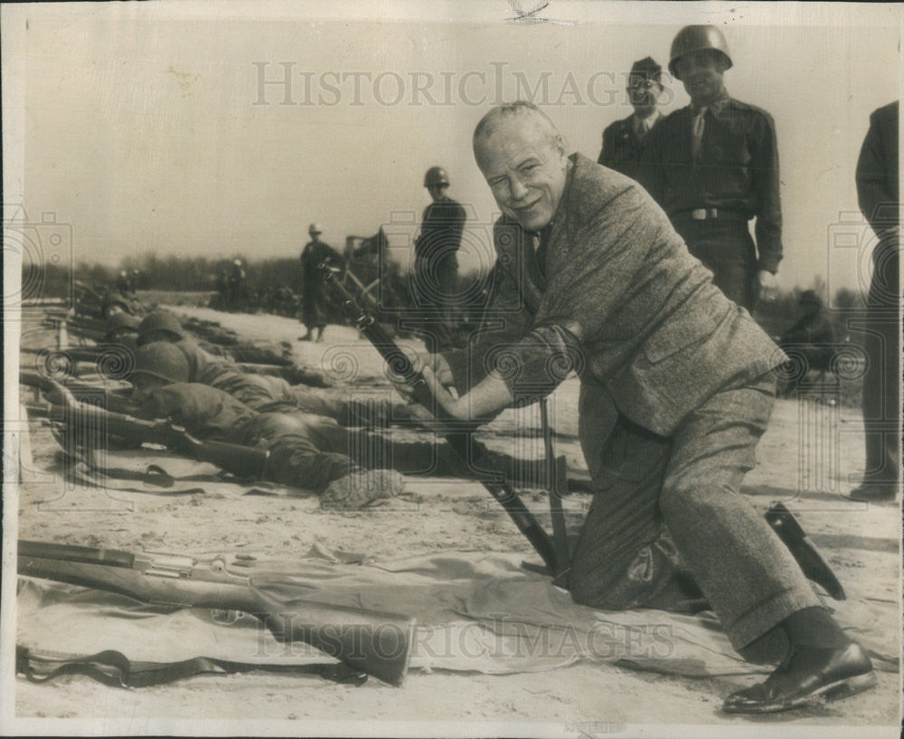 1947 Press Photo War Secretary Patterson Shoots Bullseye On Rifle Range - Historic Images