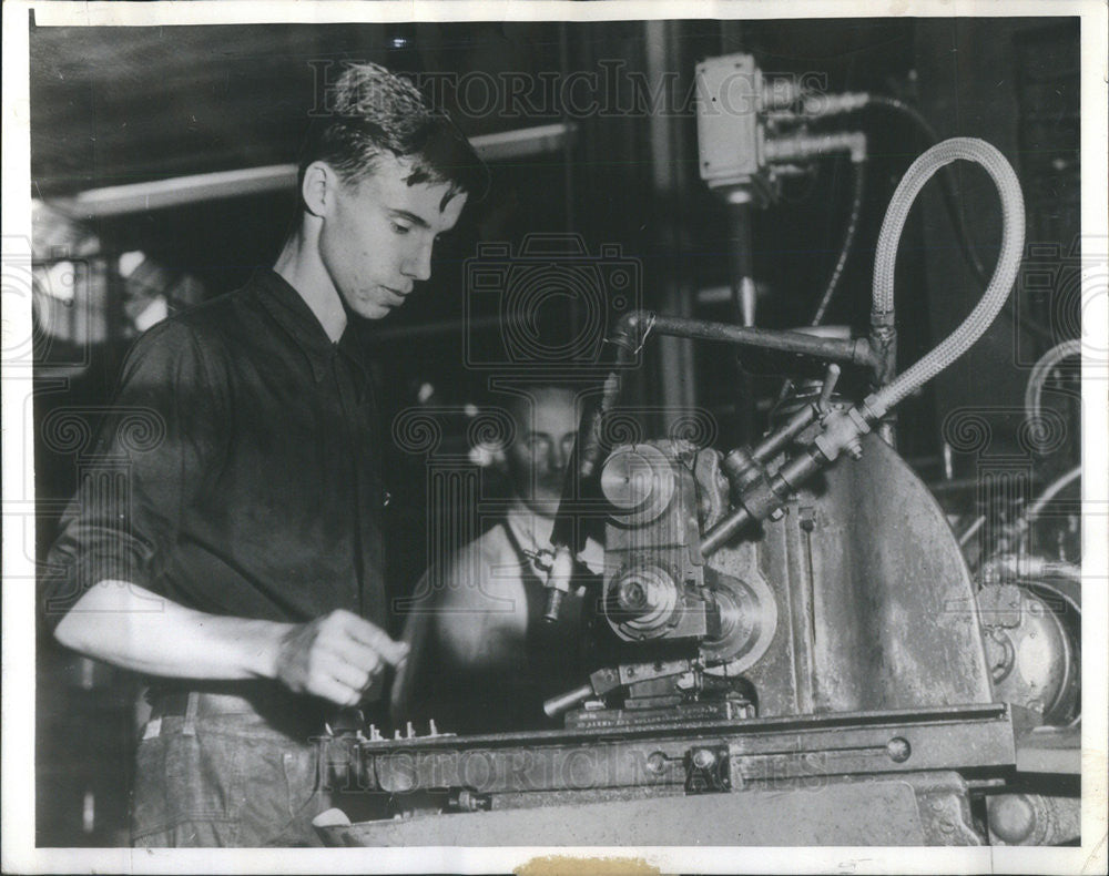 1941 Press Photo Robert Patterson Jr Operates Milling Machine - Historic Images