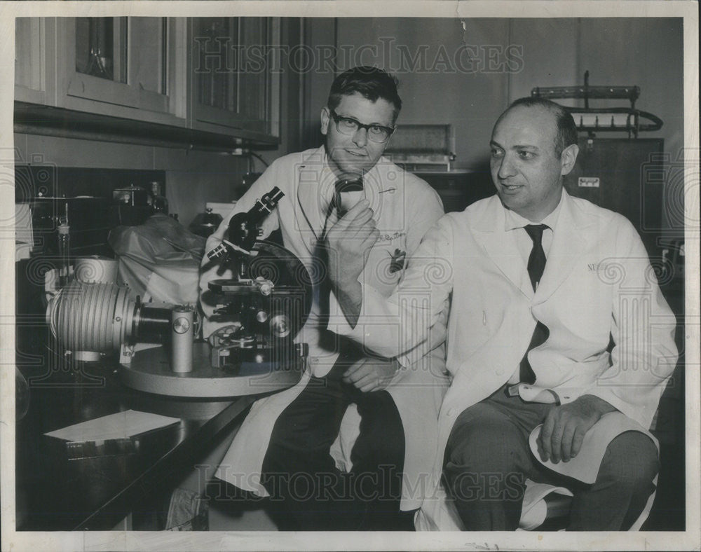 1963 Press Photo Dr Roy Patterson &amp; Dr Jacob Pruzansky Examine Cells - Historic Images