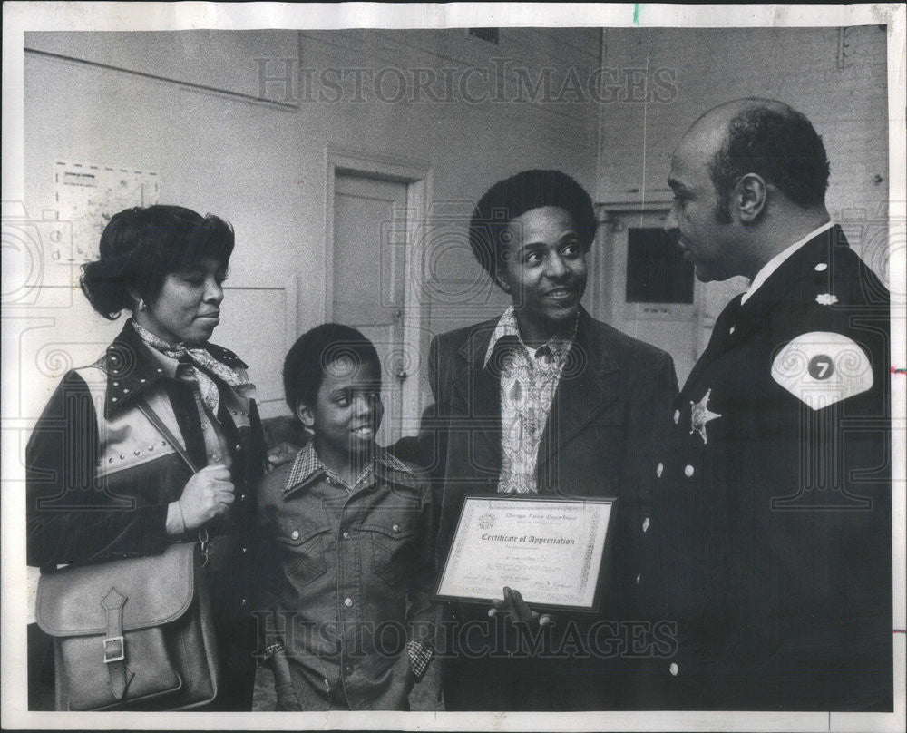 1975 Press Photo Fred Rice Presents Vaughn Patterson With Hero Award ...