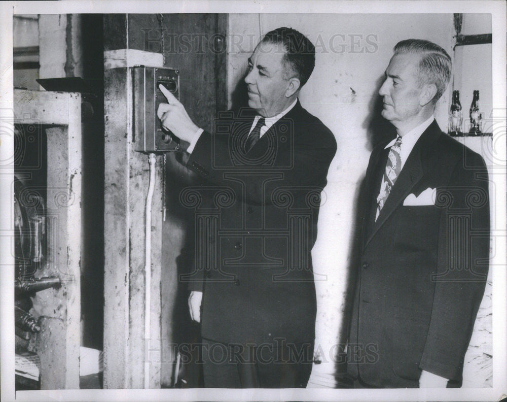 1952 Press Photo Gov. Okey Patteson Press Start Button for 1st Edition of Labors - Historic Images