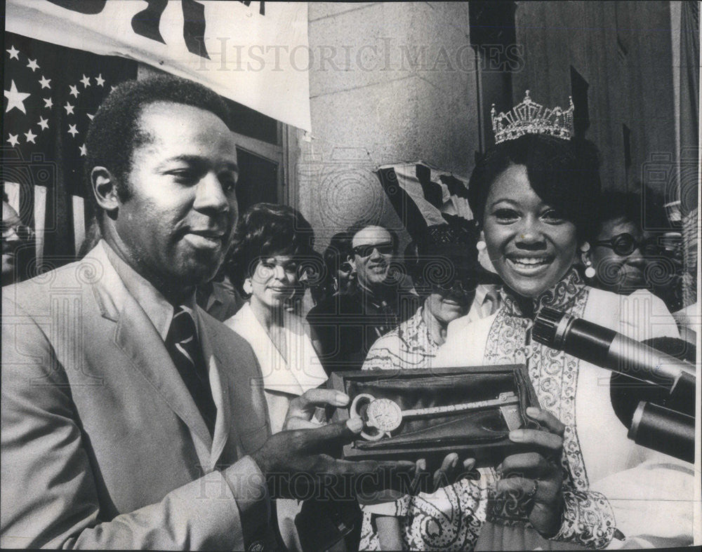 1971 Press Photo Miss Indiana Patricia Patterson Receives City Key To Gary - Historic Images