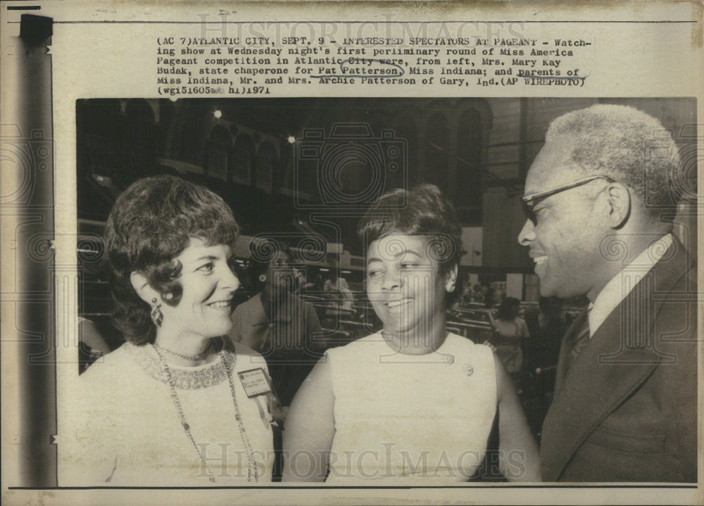 1971 Press Photo Family &amp; Friends of Miss Indiana at 1st Preliminary Round of - Historic Images