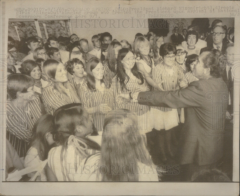 1969 Press Photo President Richard Nixon  directs &quot;Sing-Out&quot; Singing Group - Historic Images