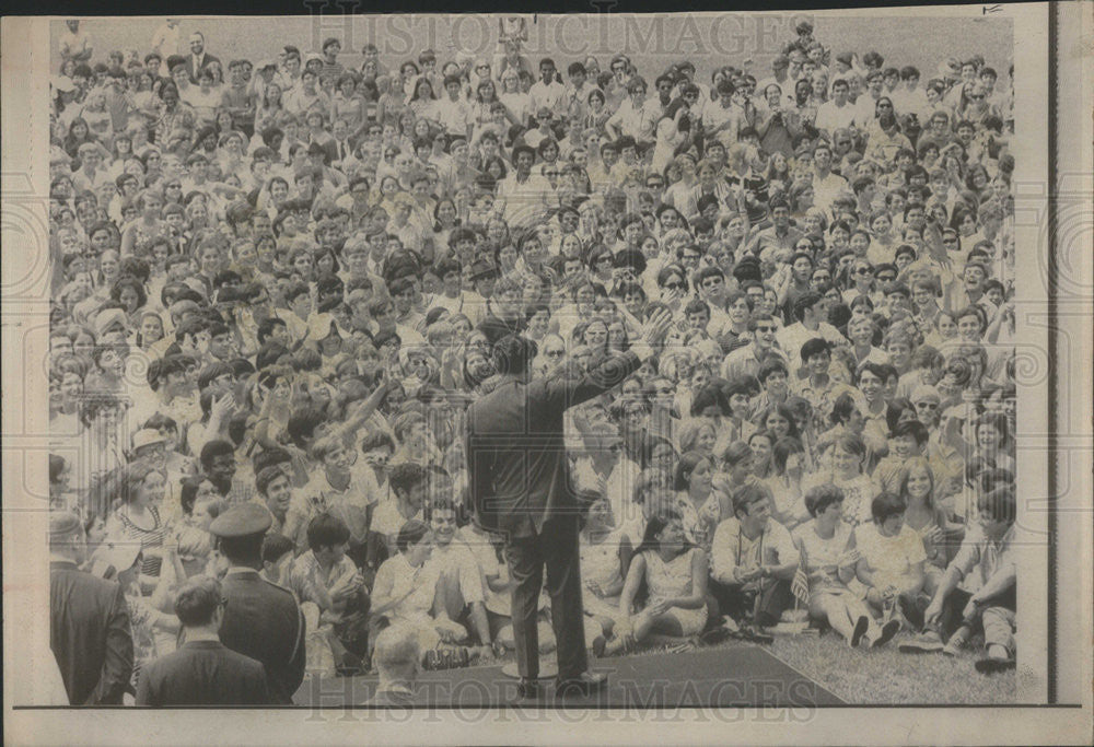 1969 Press Photo President Nixon speaks to foreign exchange students - Historic Images