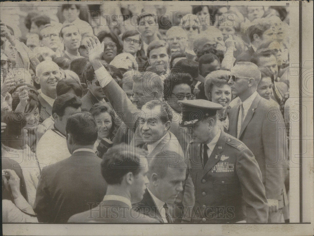 1969 Press Photo President Nixon waves to welcoming audience on White House lawn - Historic Images