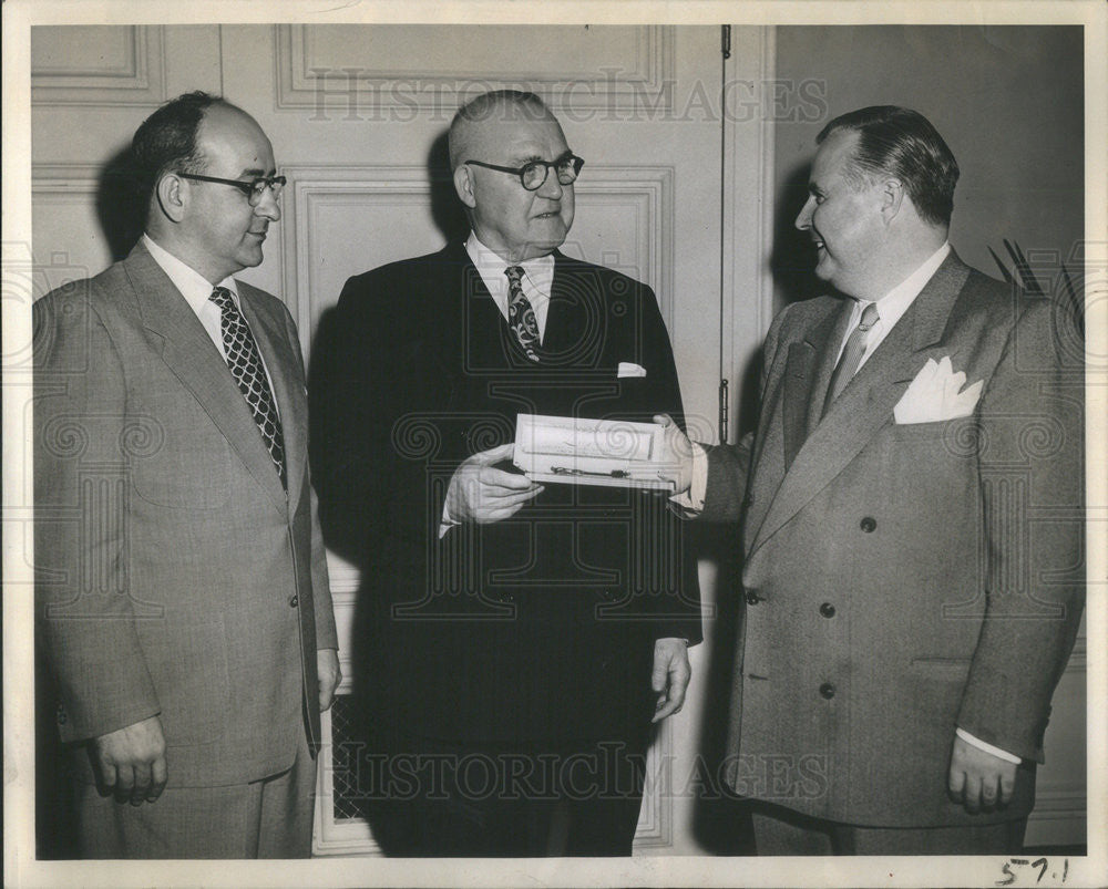 1960 Press Photo Dan Lynch and two unidentified men - Historic Images