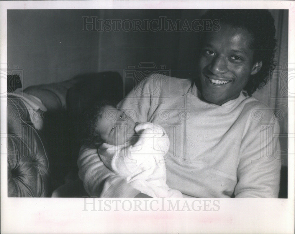 1989 Press Photo Ellis Lyles Sr. holds Ellis Lyles Jr. - Historic Images