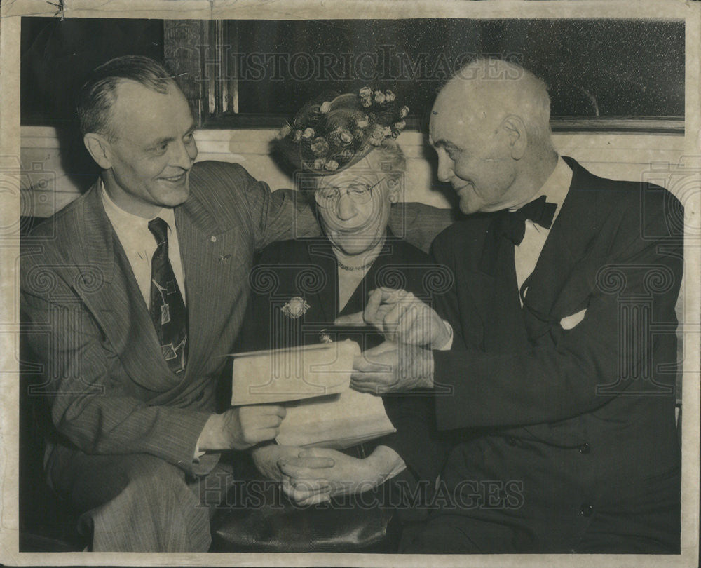 1950 Press Photo Robert T Nelson and mom Mrs Gertrude Nelson and Atty Chancellor - Historic Images