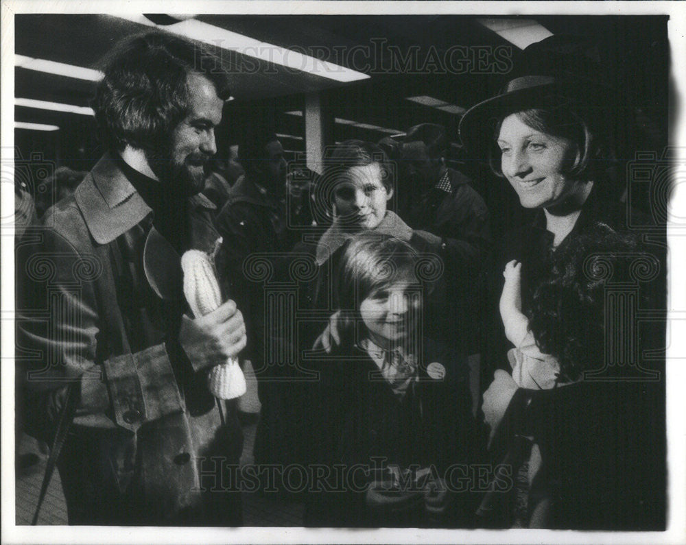 1978 Press Photo Jaroslay and Blanka Nemec are reunited with their kids, Andrea - Historic Images