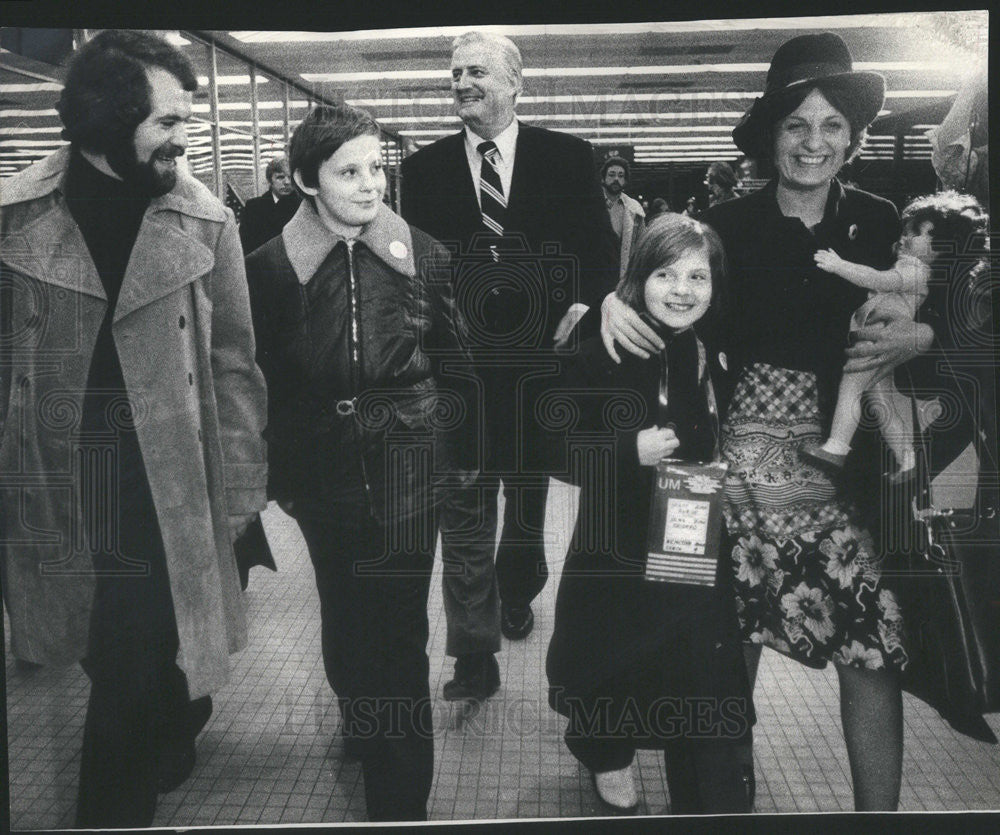 1978 Press Photo Jaroslav wife Blanka reunited children Czechoslovakia O&#39;Hare - Historic Images