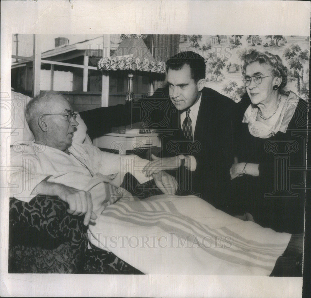 1954 Press Photo Vice Pres. Nixon chats with parents Frank &amp; Hannah Nixon - Historic Images