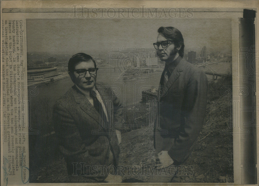 1973 Press Photo John Zavodni and David Nixon Investigate River Pollution - Historic Images