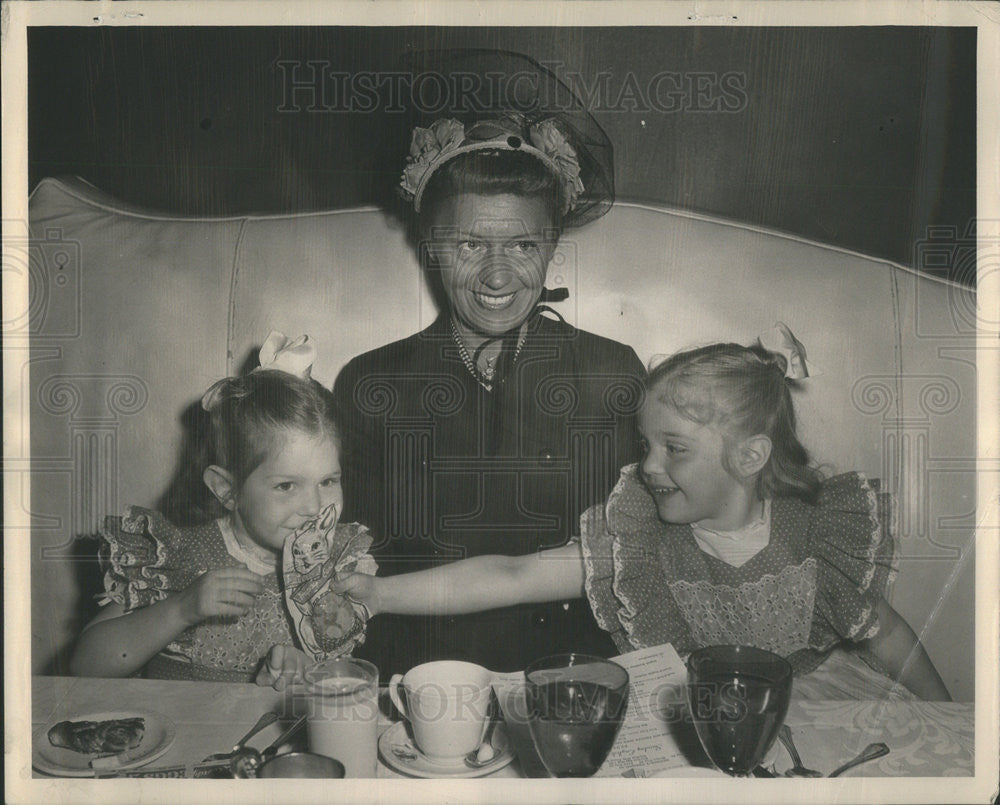 1949 Press Photo Girls Andree Joanne Kiss Bunny Victor Nemeroff Daughter Mother - Historic Images