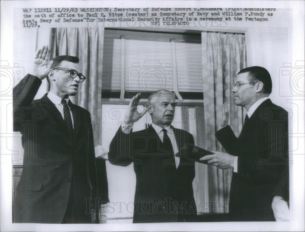 1963 Press Photo Robert McNamara administers oath to Paul Nitze - Historic Images