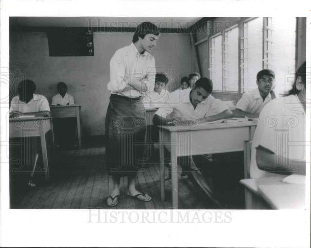 1990 Press Photo Peter Nelson Peace Corps Math Teacher Fiji - Historic Images