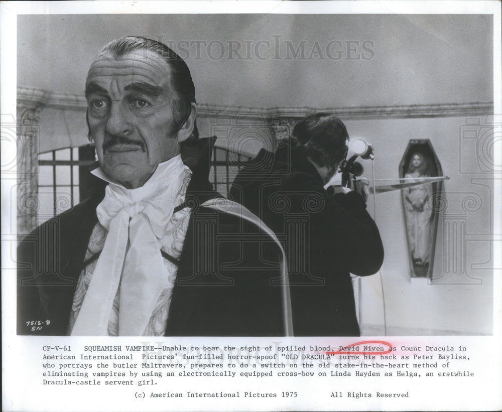 1975 Press Photo Actor David Niven Count Dracula &quot;Old Dracula&quot; Peter Bayliss - Historic Images