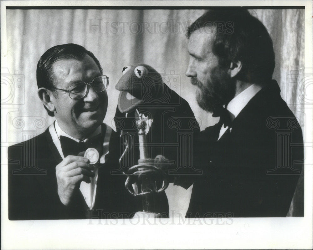 1982 Press Photo Rouge Pifarre Kermit The Frog Jim Henson Loyola University - Historic Images