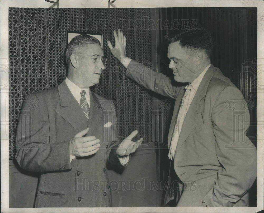 1950 Press Photo Richard Lyons &amp; Robert Coulson at Waukegan Court House - Historic Images