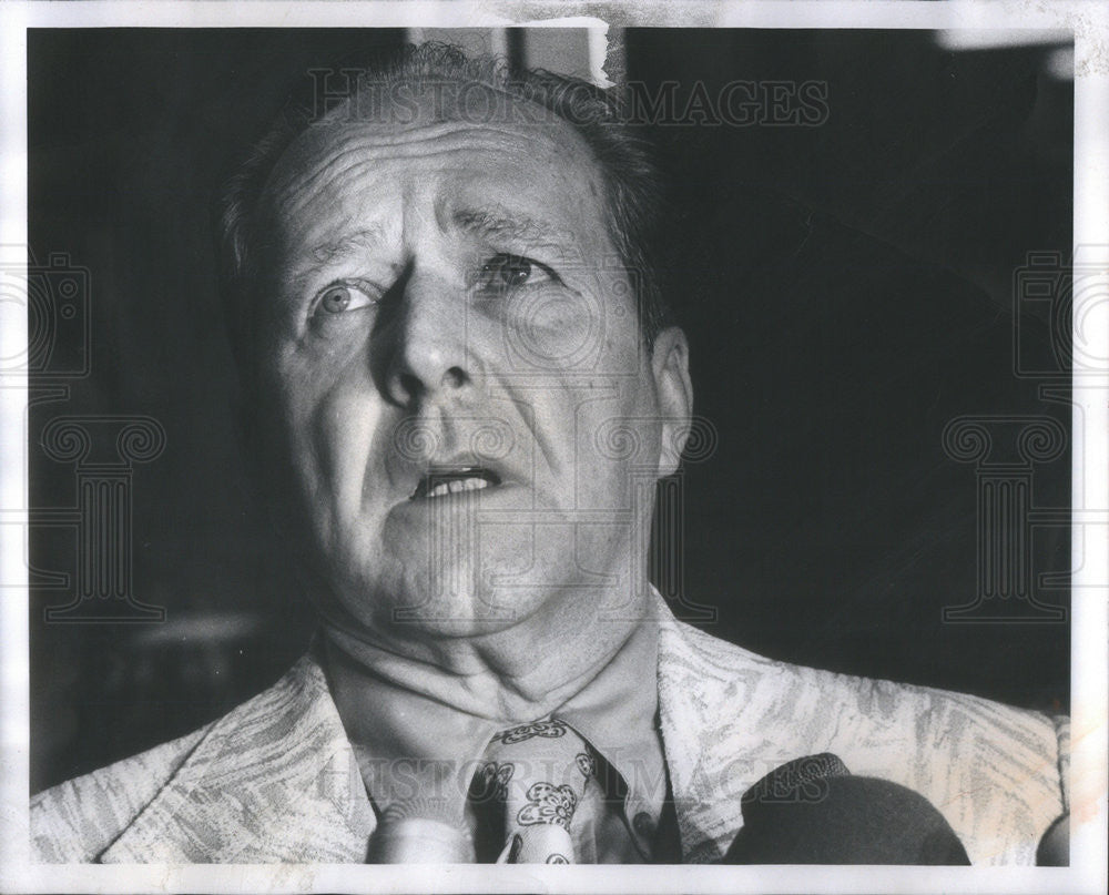 1976 Press Photo Fire Marshall John Measner leaves hearing - Historic Images