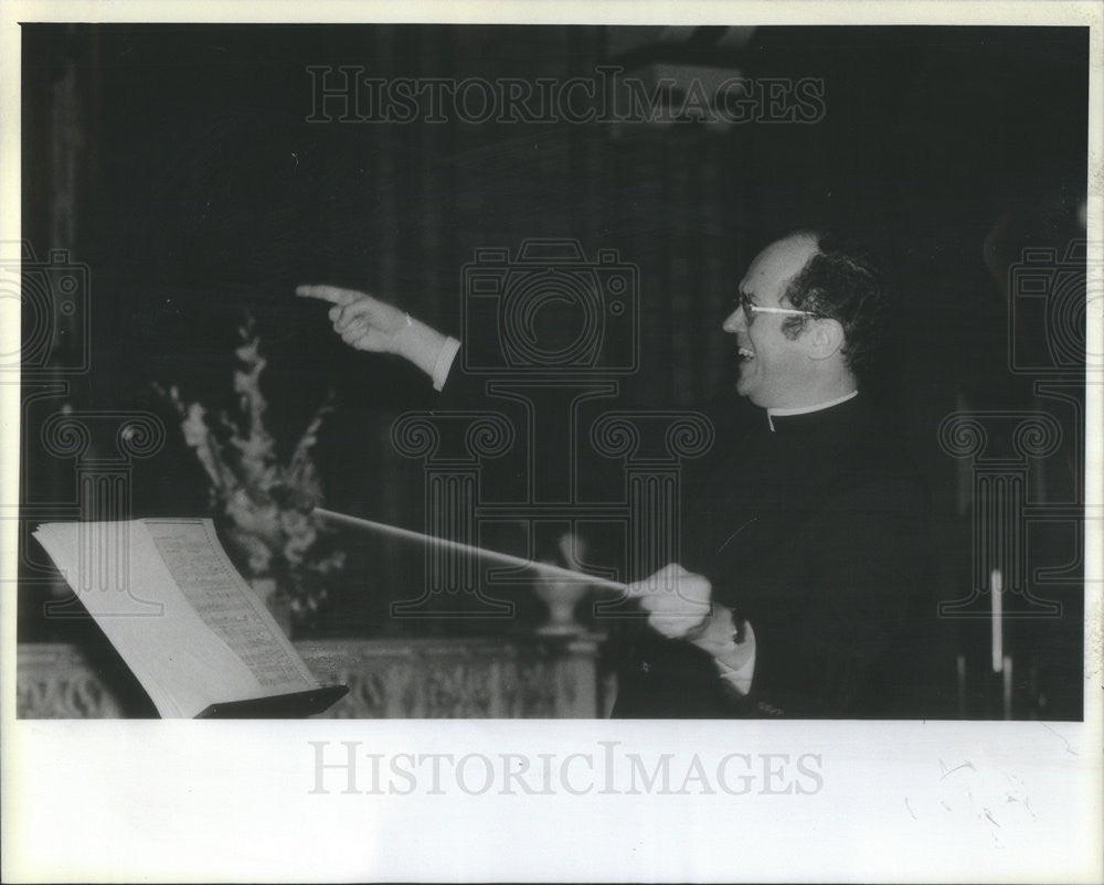 1985 Press Photo Rev. Edward McKenna &amp; Rev. Andrew Greeley Compose The Magic Cup - Historic Images